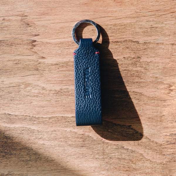 Porte clé en cuir bleu marine, couture rouge et Drakkar normand
